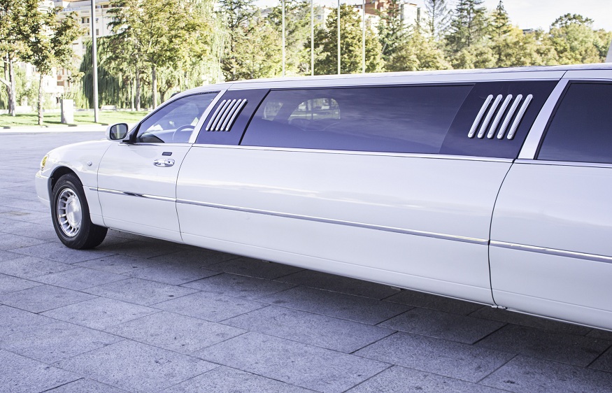 Advantages of Hiring a Limo Service for Your Prom